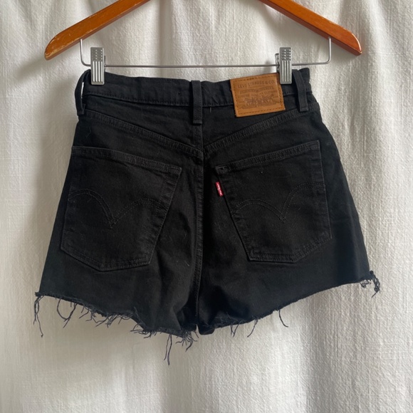 Levi’s Ribcage Shorts - Picture 3 of 3